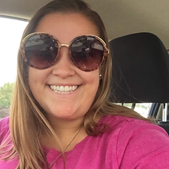 Meet your Posher Caroline! - Picture 2 of 4